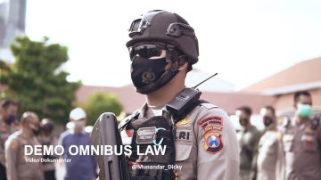 1- Demo Omnibus Law Surabaya